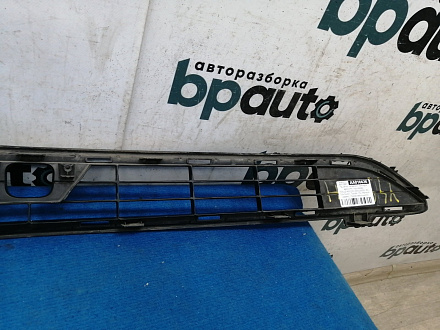 AA016626; Решетка переднего бампера верхняя; под камер. (53112-42110) для Toyota Rav4 40 рест. (2015 — 2019)/БУ; Оригинал; Р1, Мелкий дефект; 