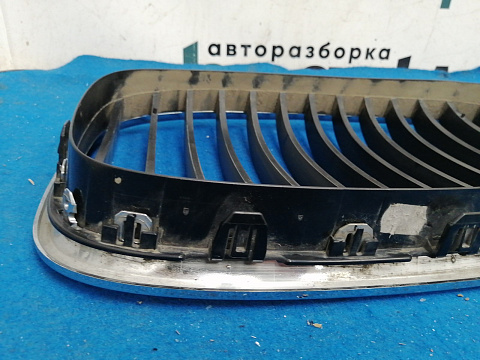 Фотография детали AA034172; Решетка радиатора правая, 13 перемычек (51137211658) для BMW 7 серия F01 F02/БУ; Оригинал; Р1, Мелкий дефект; . Фото номер 10