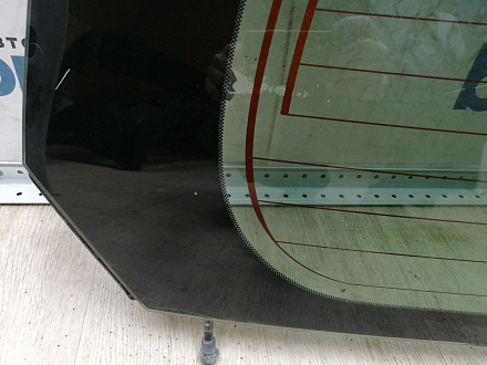 AA045272; Стекло крышки багажника (68105-60190)/БУ; Оригинал; Р1, Мелкий дефект; 