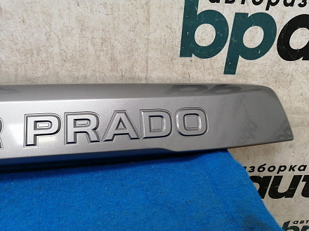 AA031395; Молдинг крышки багажника, не хром (76810-60131) для Toyota Land Cruiser Prado/БУ; Оригинал; Р0, Хорошее; 