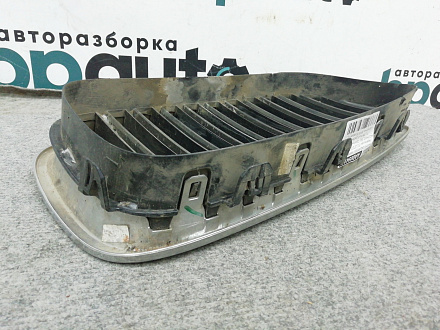 AA009410; Решетка радиатора левая, 12 перемычек (51137200727) для BMW 5 серия F10 F11/БУ; Оригинал; Р1, Мелкий дефект; 