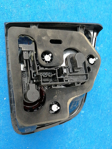 Фотография детали AA025109; Фонарь в крышку багажника правый (7L6945094T) для Volkswagen Touareg I рест. (2007- 2010)/БУ; Оригинал; Р1, Мелкий дефект; . Фото номер 6