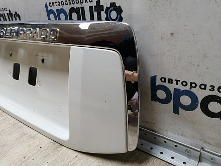 AA045275; Накладка крышки багажника, без кнопок (76811-60190) для Toyota Land Cruiser Prado 150 (2010 — 2013)/БУ; Оригинал; Р0, Хорошее; (070) Белый перламутр 3х. сл.