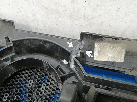 Фотография детали AA021635; Решетка радиатора (1T0853651BQ) для Volkswagen/БУ; Оригинал; Р1, Мелкий дефект; . Фото номер 11