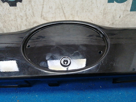 Фотография детали AA030931; Накладка крышки багажника; под камер. (76801-0E240) для Toyota Highlander/Нов с деф; Оригинал; Р0, Хорошее; . Фото номер 3