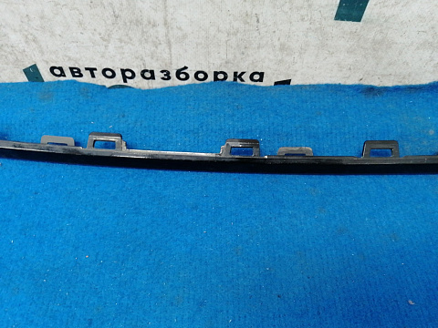 Фотография детали AA031189; Молдинг заднего бампера центральный (6RF 853 835) для Volkswagen Polo V рест. Sedan (2015-2020)/БУ; Оригинал; Р1, Мелкий дефект; . Фото номер 4