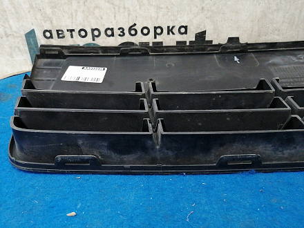 AA032239; Решетка переднего бампера центральная, матовая (BM51-17K945-A) для Ford Focus/БУ; Оригинал; Р1, Мелкий дефект; 