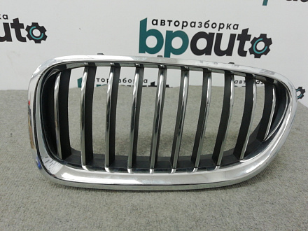 AA004505; Решетка радиатора левая, 10 перемычек (51137336477) для BMW 5 серия F10 F11/БУ; Оригинал; Р1, Мелкий дефект; 