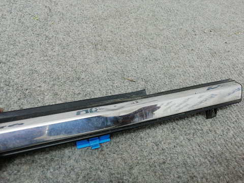 Фотография детали AA004706; Молдинг передней левой двери нижний под стекло для Mazda 6 GH/БУ; Оригинал; Р1, Мелкий дефект; . Фото номер 2