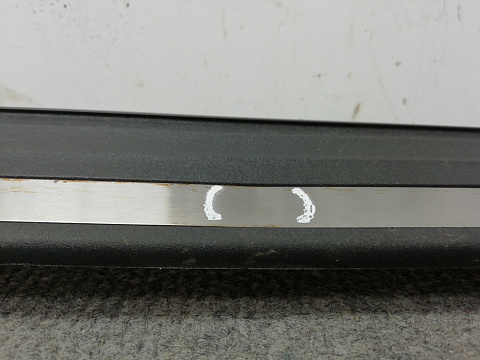 Фотография детали AA006505; Накладка порога передняя правая декор. черная (769B0-JN20A) для Nissan Teana 32/БУ; Оригинал; Р1, Мелкий дефект; . Фото номер 2