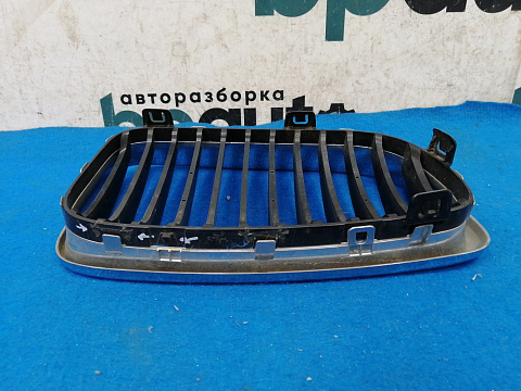 Фотография детали AA028375; Решетка радиатора левая (51137166439) для BMW 1 серия E81 E87/БУ; Оригинал; Р1, Мелкий дефект; . Фото номер 3