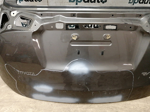 Фотография детали AA043228; Крышка багажника (67005-42430) для Toyota Rav4 40 (2013 — 2015)/БУ; Оригинал; Р2, Удовлетворительное; . Фото номер 7