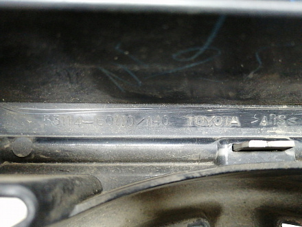 AA015548; Решетка радиатора (53114-60110) для Toyota Land Cruiser 200 рест. (2012 — 2015)/БУ; Оригинал; Р1, Мелкий дефект; 