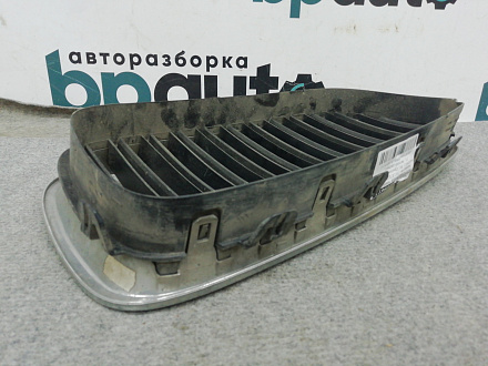 AA009411; Решетка радиатора левая, 12 перемычек (51137200727) для BMW 5 серия F10 F11/БУ; Оригинал; Р1, Мелкий дефект; 