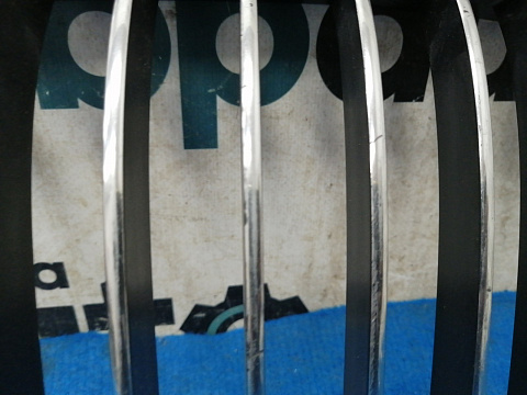 Фотография детали AA031465; Решетка радиатора левая, 13 перемычек (51137211657) для BMW 7 серия F01 F02/БУ; Оригинал; Р1, Мелкий дефект; . Фото номер 5