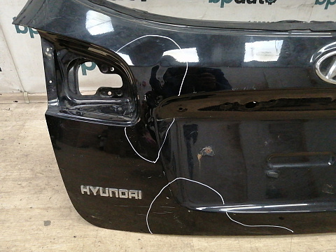 Фотография детали AA037678; Крышка багажника, под спойленр (73700-2B600) для Hyundai Santa Fe/БУ; Оригинал; Р2, Удовлетворительное; . Фото номер 9