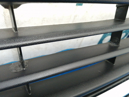 AA025649; Решетка переднего бампера (6RU853677C) для Volkswagen Polo V рест. Sedan (2015-2020)/БУ; Оригинал; Р1, Мелкий дефект; 