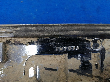 AA015817; Накладка крышки багажника верхняя хром (76801-60180) для Toyota Land Cruiser/БУ; Оригинал; Р1, Мелкий дефект; 