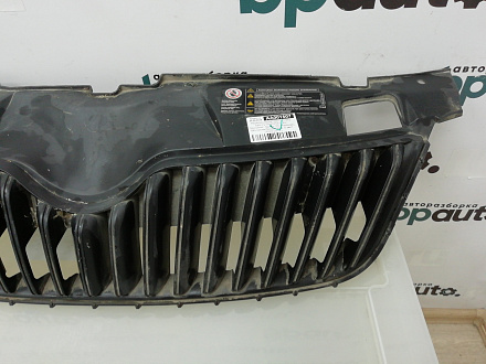 AA001507; Решетка радиатора (5J0 853 668 C) для Skoda Fabia II рест. (2010-2014)/БУ; Оригинал; Р0, Хорошее; 