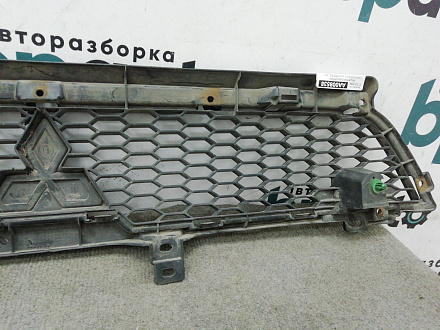 AA008538; Решетка радиатора (6402A198) для Mitsubishi Outlander II рест. (2009-2013)/БУ; Оригинал; Р1, Мелкий дефект; 