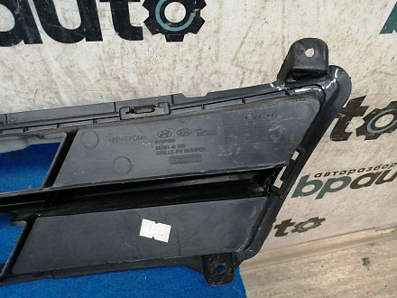 AA033359; Решетка переднего бампера (86561-4L500) для Hyundai Solaris/БУ; Оригинал; Р1, Мелкий дефект; 