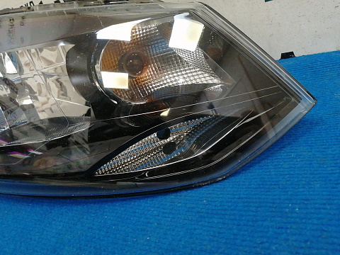 Фотография детали AA042406; Фара галоген правая (6RU941016) для Volkswagen Polo V Sedan (2010-2014)/БУ; Оригинал; Р1, Мелкий дефект; . Фото номер 3