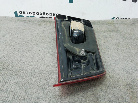 Фотография детали AA008431; Фонарь левый в крышку багажника (8336A087) для Mitsubishi ASX/БУ; Оригинал; Р1, Мелкий дефект; . Фото номер 8