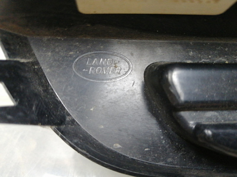 Фотография детали AA045580; Накладка переднего бампера правая (L8A2-17D749-AA) для Land Rover Range Rover Velar L560 (2017 - 2023)/БУ; Оригинал; Р1, Мелкий дефект; . Фото номер 8