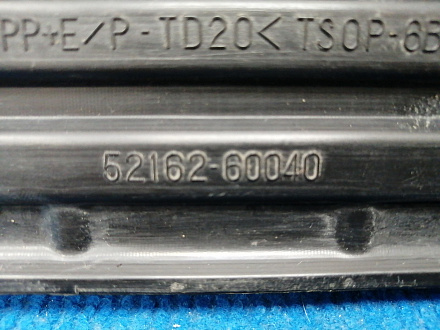 AA035851; Накладка заднего бампера (52162-60040)/БУ; Оригинал; Р1, Мелкий дефект; 