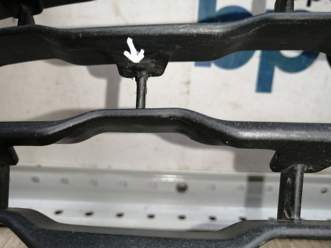 Фотография детали AA045278; Решетка переднего бампера; под паркт. (6402A373) для Mitsubishi Pajero Sport III (2015-2020)/БУ; Оригинал; Р1, Мелкий дефект; . Фото номер 6