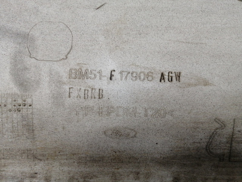 Фотография детали AA030883; Бампер задний; без паркт. (BM51-F17906-AGW) для Ford Focus III Sedan (2011- 2015)/БУ; Оригинал; Р1, Мелкий дефект; . Фото номер 16