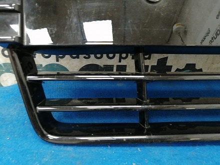 AA032247; Решетка переднего бампера центральная, глянцевая (BM51-17K945-E) для Ford Focus/БУ; Оригинал; Р1, Мелкий дефект; 