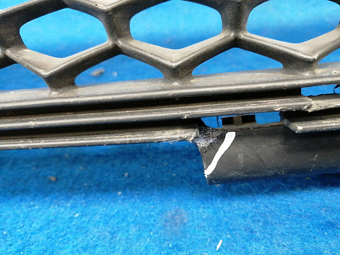 Фотография детали AA033609; Решетка радиатора (6M21-8200-AE) для Ford Galaxy II (2006-2010)/БУ; Оригинал; Р1, Мелкий дефект; . Фото номер 3