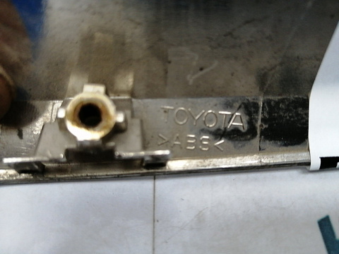 Фотография детали AA014041; Хром решетки радиатора правый (53121-33030) для Toyota Camry 55 рест. (2014 — 2017)/БУ; Оригинал; Р0, Хорошее; . Фото номер 3