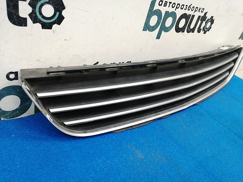 Фотография детали AA039503; Решетка переднего бампера (13247306) для Opel Zafira B рест. (2008 - 2014)/БУ; Оригинал; Р3, Под восстановление; . Фото номер 2