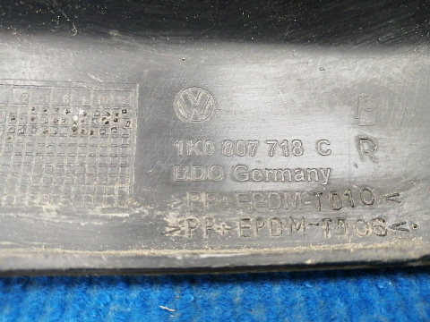 Фотография детали AA037426; Молдинг переднего бампера правый; под омыват. (1K0807718C) для Volkswagen Golf/БУ; Оригинал; Р1, Мелкий дефект; . Фото номер 6