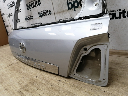 AA021593; Крышка багажника верхняя (67005-60D51) для Toyota Land Cruiser 200 рест. (2012 — 2015)/БУ; Оригинал; Р0, Хорошее; (1F7) Серебро металик