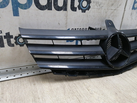 Фотография детали AA045452; Решетка радиатора (A1698801583) для Mercedes-Benz A-klasse II рест. (W169) (2008-2012)/БУ; Оригинал; Р1, Мелкий дефект; . Фото номер 2