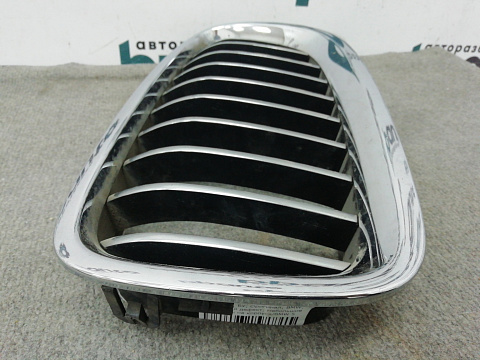 Фотография детали AA008407; Решетка радиатора левая, 10 перемычек (51137412323) для BMW 5 серия F10 F11/БУ; Оригинал; Р1, Мелкий дефект; . Фото номер 2