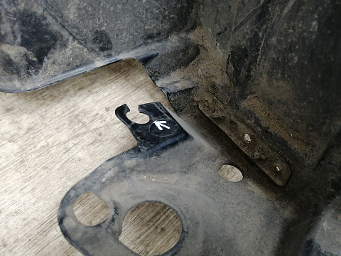 Фотография детали AA017584; Подкрылок передний левый (53876-60060) для Toyota Land Cruiser 200 рест. (2012 — 2015)/БУ; Оригинал; Р2, Удовлетворительное; . Фото номер 6