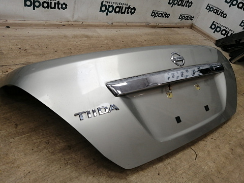 Фотография детали AA039141; Крышка багажника (H4300-EM1MA) для Nissan Tiida/БУ; Оригинал; Р1, Мелкий дефект; . Фото номер 2