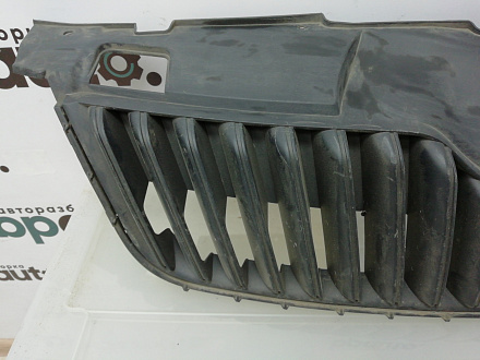 AA001511; Решетка радиатора (5J0 853 668 C) для Skoda Fabia II рест. (2010-2014)/БУ; Оригинал; Р0, Хорошее; 