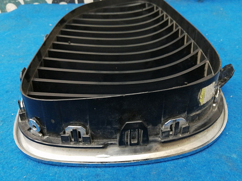 Фотография детали AA031465; Решетка радиатора левая, 13 перемычек (51137211657) для BMW 7 серия F01 F02/БУ; Оригинал; Р1, Мелкий дефект; . Фото номер 10