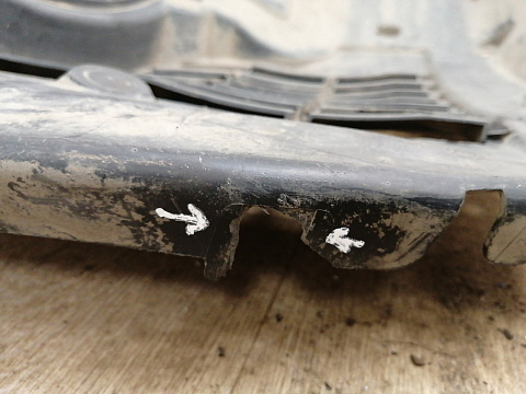 Фотография детали AA039297; Подкрылок передний правый, передняя часть (CPLA-16A573-A) для Land Rover/БУ; Оригинал; Р1, Мелкий дефект; . Фото номер 8
