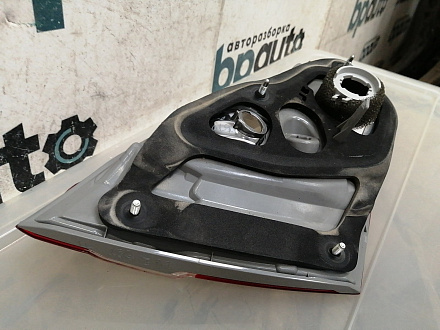 AA044242; Фонарь внутренний правый, в крышку баг. (81581-33220) для Toyota Camry 50 (2012 — 2014)/БУ; Оригинал; Р0, Хорошее; 