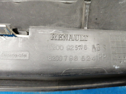 AA037778; Решетка радиатора (8200925718) для Renault/БУ; Оригинал; Р2, Удовлетворительное; 
