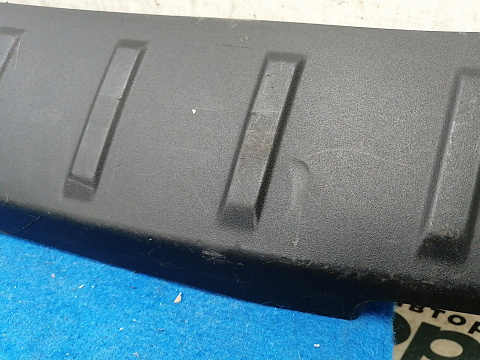 Фотография детали AA027196; Накладка заднего бампера верхняя (96895627) для Chevrolet Orlando (2011-2014)/БУ; Оригинал; Р1, Мелкий дефект; . Фото номер 4