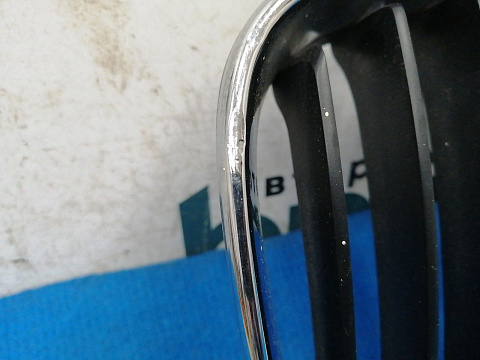 Фотография детали AA028375; Решетка радиатора левая (51137166439) для BMW 1 серия E81 E87/БУ; Оригинал; Р1, Мелкий дефект; . Фото номер 2