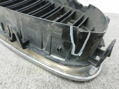 Фотография детали AA008407; Решетка радиатора левая, 10 перемычек (51137412323) для BMW 5 серия F10 F11/БУ; Оригинал; Р1, Мелкий дефект; . Фото номер 7