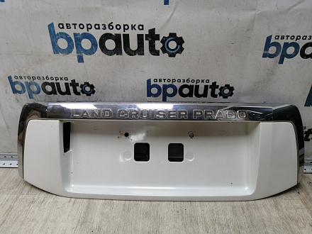 AA045274; Накладка крышки багажника, без кнопок (76811-60190) для Toyota Land Cruiser Prado 150 (2010 — 2013)/БУ; Оригинал; Р0, Хорошее; (070) Белый перламутр 3х. сл.